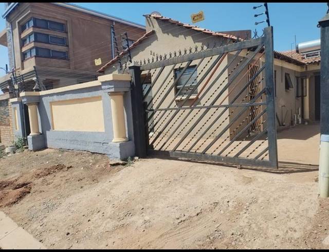3 BEDROOM HOUSE FOR SALE IN SOSHANGUVE EAST